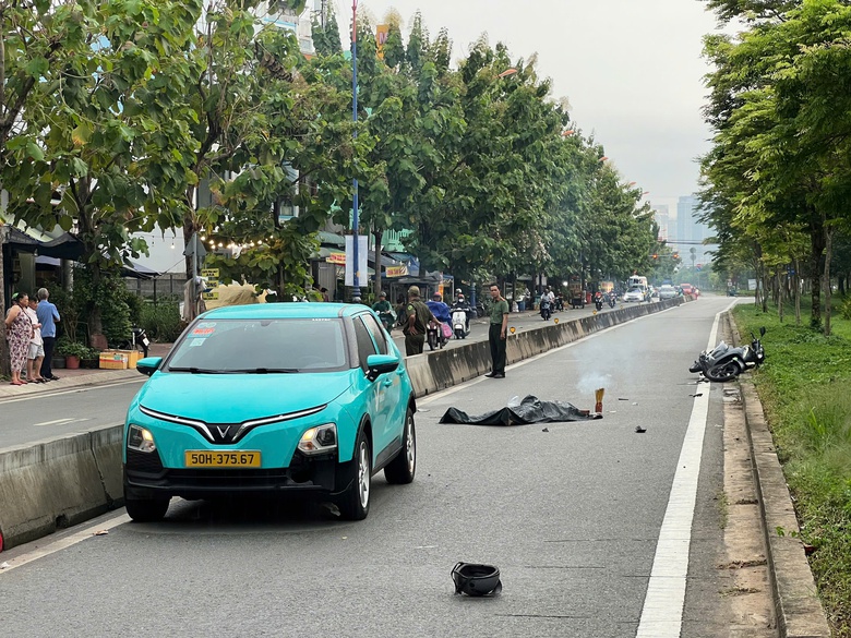 Taxi c&ocirc;ng nghệ chạy ngược chiều t&ocirc;ng tr&uacute;ng xe m&aacute;y,  người đ&agrave;n &ocirc;ng tử vong tại chỗ - Ảnh 1.