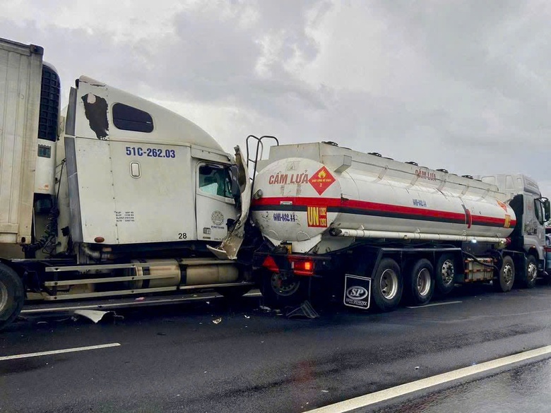 7 &ocirc; t&ocirc; t&ocirc;ng li&ecirc;n ho&agrave;n tr&ecirc;n cao tốc Phan Thiết - Dầu Gi&acirc;y- Ảnh 1.