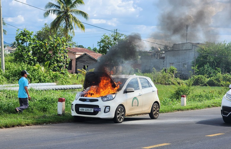 Đang di chuyển, xe tập l&aacute;i bốc ch&aacute;y tr&ecirc;n đường Hồ Ch&iacute; Minh- Ảnh 1.