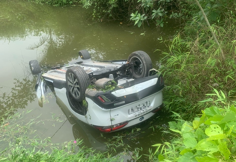 Th&aacute;i Nguy&ecirc;n: &Ocirc; t&ocirc; lật ngửa dưới ao, nữ t&agrave;i xế tử vong- Ảnh 1.