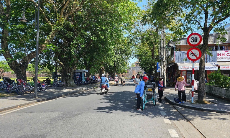 Huế: Chưa cắm biển b&aacute;o giới hạn tốc độ, xe động cơ điện buộc phải dừng hoạt động- Ảnh 2.