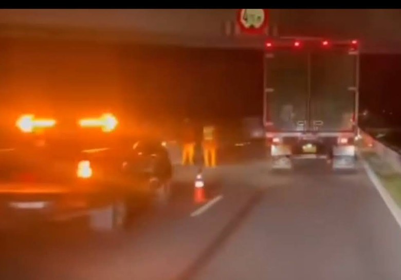 Người đ&agrave;n &ocirc;ng nhảy từ cầu vượt xuống đường cao tốc tử vong- Ảnh 1.