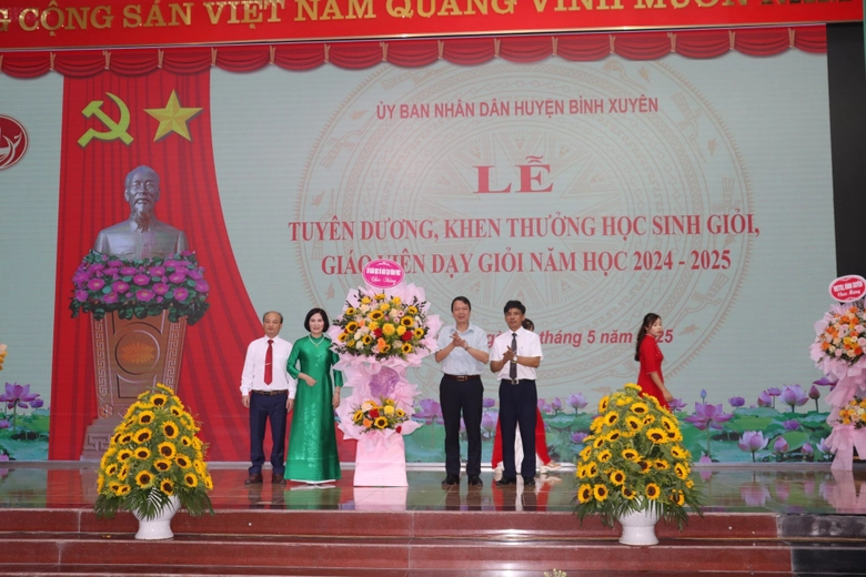 Huyện B&igrave;nh Xuy&ecirc;n khen thưởng hơn 200 học sinh giỏi, gi&aacute;o vi&ecirc;n giỏi- Ảnh 3.