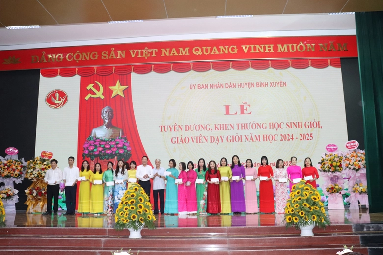 Huyện B&igrave;nh Xuy&ecirc;n khen thưởng hơn 200 học sinh giỏi, gi&aacute;o vi&ecirc;n giỏi- Ảnh 4.