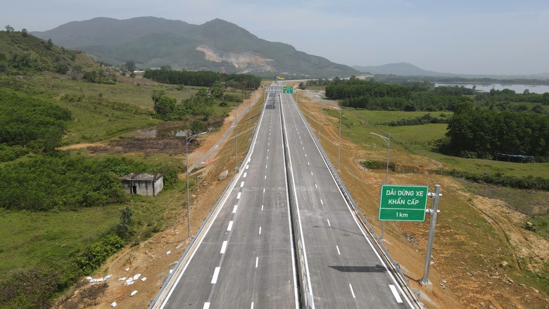 Căng m&igrave;nh thi c&ocirc;ng cao tốc Vũng &Aacute;ng - B&ugrave;ng giữa nắng lửa, quyết về đ&iacute;ch cuối th&aacute;ng 6- Ảnh 4.