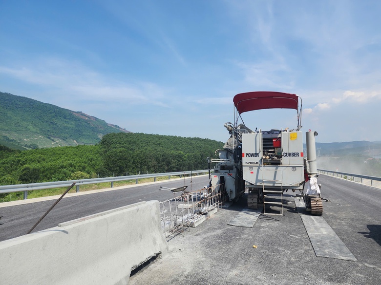 Căng m&igrave;nh thi c&ocirc;ng cao tốc Vũng &Aacute;ng - B&ugrave;ng giữa nắng lửa, quyết về đ&iacute;ch cuối th&aacute;ng 6- Ảnh 2.