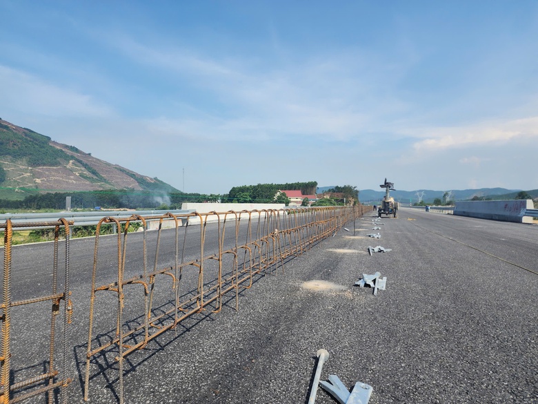 Căng m&igrave;nh thi c&ocirc;ng cao tốc Vũng &Aacute;ng - B&ugrave;ng giữa nắng lửa, quyết về đ&iacute;ch cuối th&aacute;ng 6- Ảnh 3.