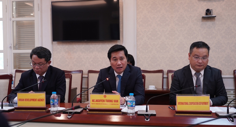 Thứ trưởng Bộ X&acirc;y dựng Nguyễn Tường Văn chủ tr&igrave; lễ k&yacute; kết thỏa thuận dự &aacute;n Chương tr&igrave;nh ph&aacute;t triển đ&ocirc; thị Việt Nam &ndash; Thụy Sĩ.