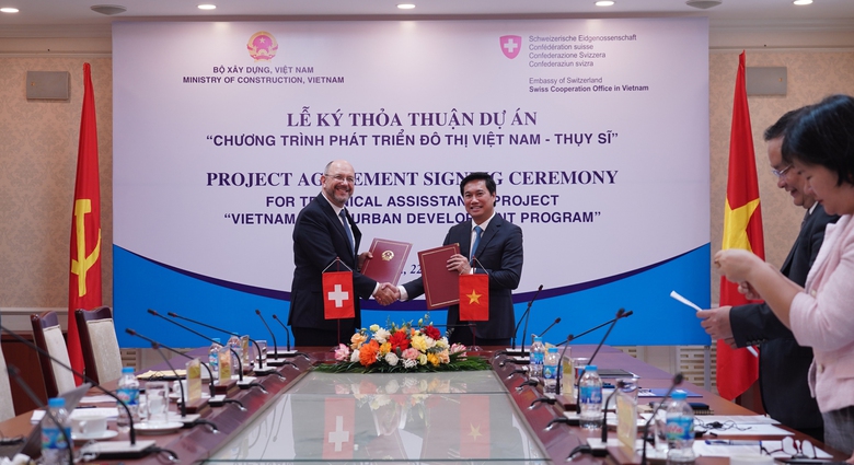 Thứ trưởng Bộ X&acirc;y dựng Nguyễn Tường Văn v&agrave; Đại sứ Thụy Sĩ tại Việt Nam Thomas Gass k&yacute; kết thỏa thuận dự &aacute;n Chương tr&igrave;nh ph&aacute;t triển đ&ocirc; thị Việt Nam &ndash; Thụy Sĩ.