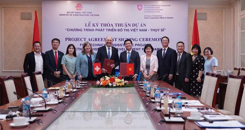 Thứ trưởng Nguyễn Tường Văn, Đại sứ Thomass Gass chụp ảnh lưu niệm với đại diện c&aacute;c Cục, Vụ thuộc Bộ X&acirc;y dựng v&agrave; Tổng cục Kinh tế Li&ecirc;n bang Thụy Sĩ (SECO).