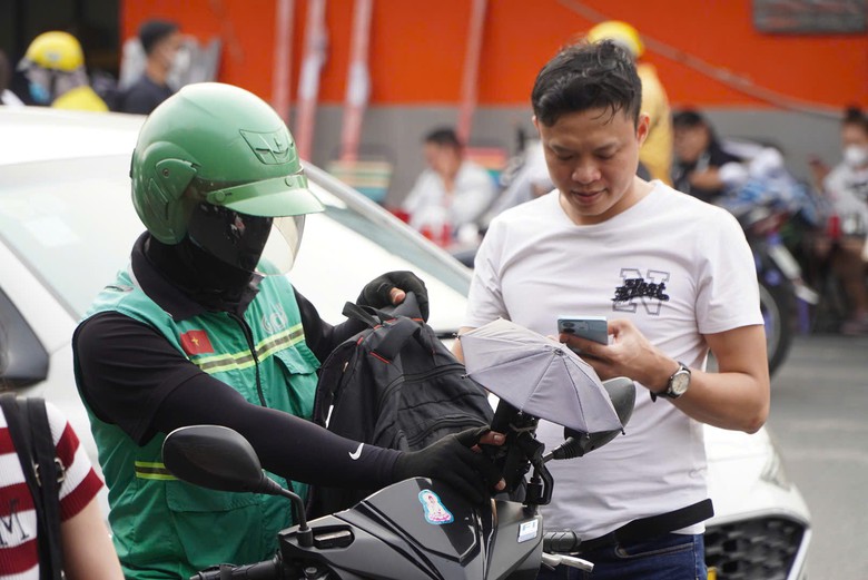 Đề xuất miễn ph&iacute; trước bạ 2 năm cho người d&acirc;n đổi xe xăng sang xe điện- Ảnh 2.