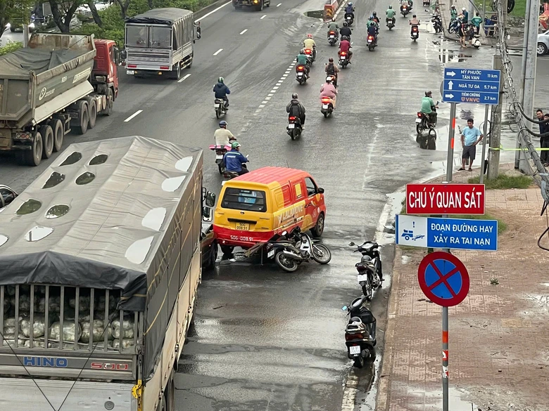 TP.HCM: Tai nạn liên hoàn trước chợ đầu mối Thủ Đức, 2 người tử vong- Ảnh 1. TP.HCM: Tai nạn liên hoàn trước chợ đầu mối Thủ Đức, 2 người tử vong- Ảnh 1.