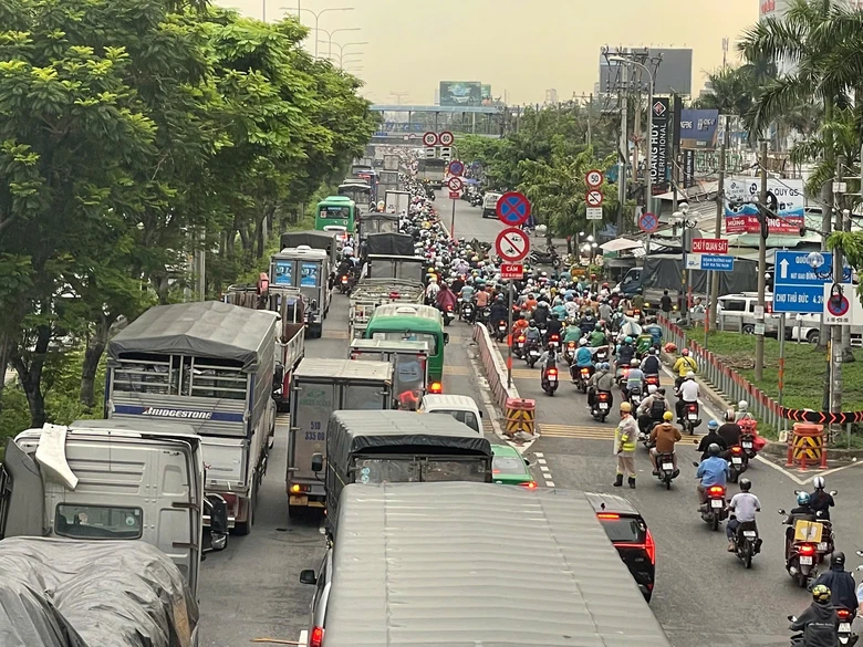 TP.HCM: Tai nạn liên hoàn trước chợ đầu mối Thủ Đức, 2 người tử vong- Ảnh 2. TP.HCM: Tai nạn liên hoàn trước chợ đầu mối Thủ Đức, 2 người tử vong- Ảnh 2.