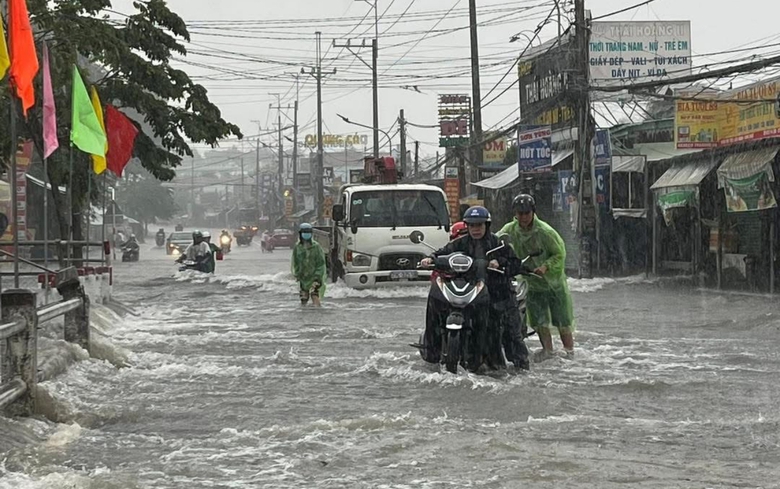 Mưa lớn k&eacute;o d&agrave;i, nhiều khu vực ở Đồng Nai ngập nặng- Ảnh 2.