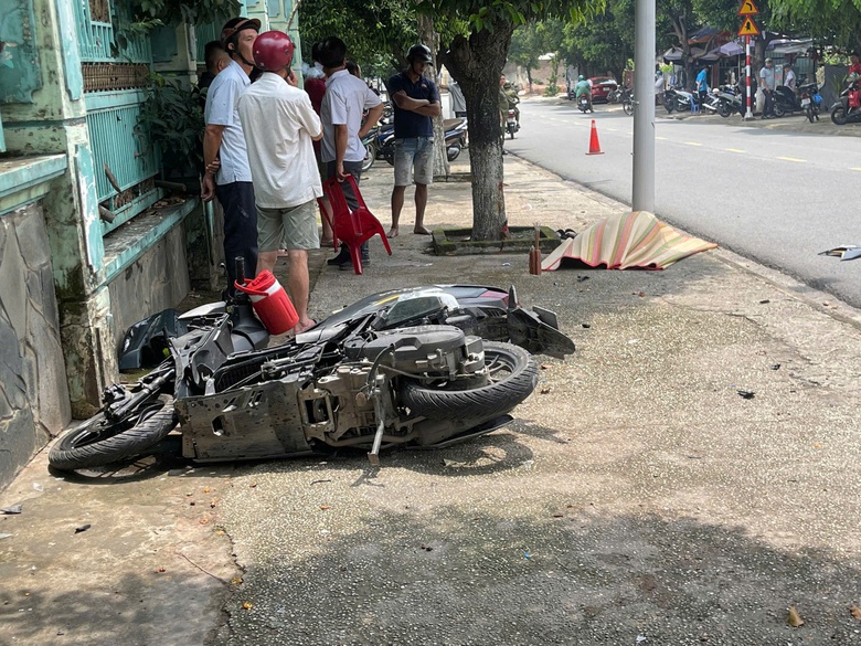 Xe m&aacute;y t&ocirc;ng cột đ&egrave;n, thanh ni&ecirc;n tử vong tại chỗ- Ảnh 1.