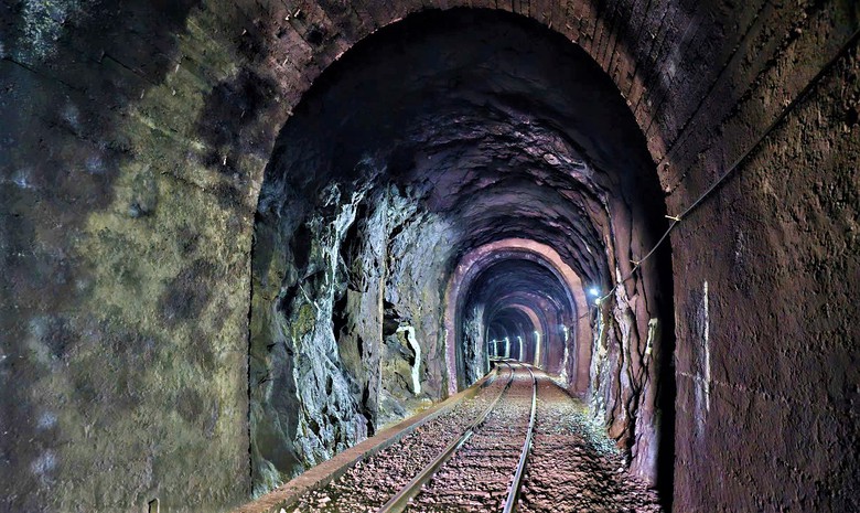 Thắp s&aacute;ng hầm đường sắt qua đ&egrave;o Cả- Ảnh 2.