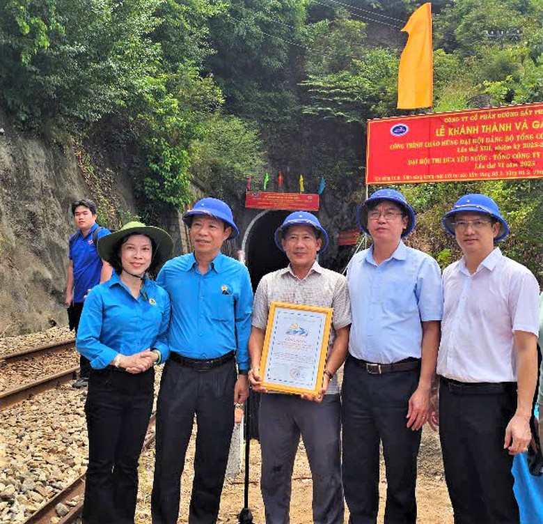 Thắp s&aacute;ng hầm đường sắt qua đ&egrave;o Cả- Ảnh 4.