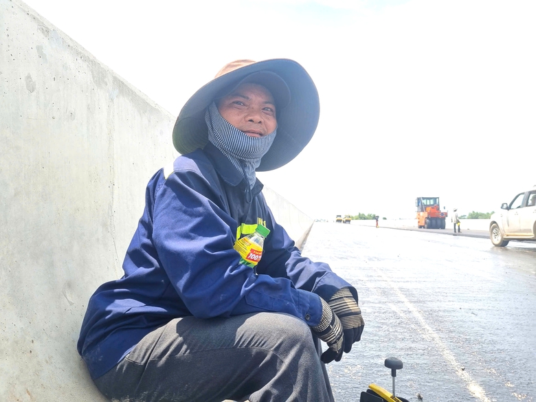 Dãi nắng, trắng đêm giữ tiến độ cao tốc Hoài Nhơn - Quy Nhơn- Ảnh 2. Dãi nắng, trắng đêm giữ tiến độ cao tốc Hoài Nhơn - Quy Nhơn- Ảnh 2.