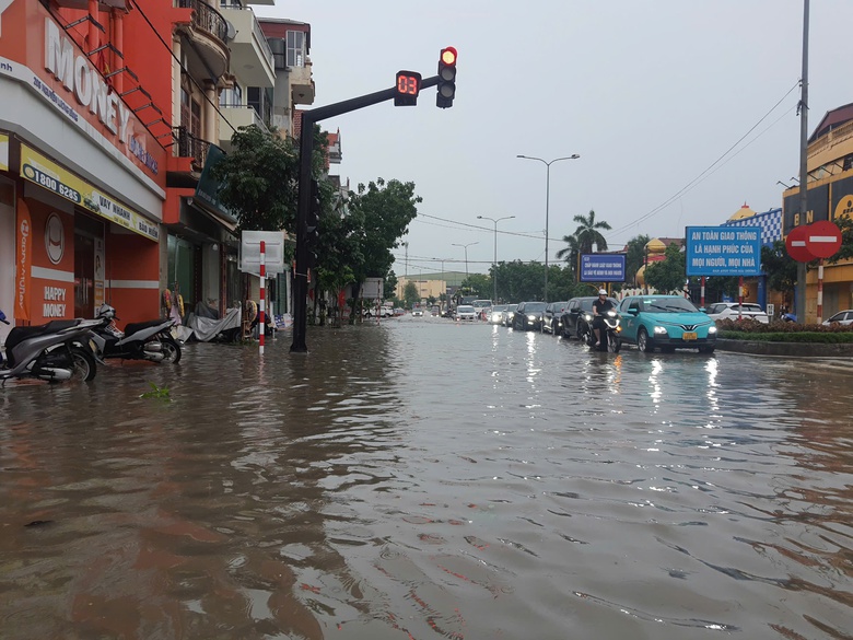 Mưa lớn g&acirc;y ngập s&acirc;u nhiều tuyến phố ở Hải Dương- Ảnh 8.