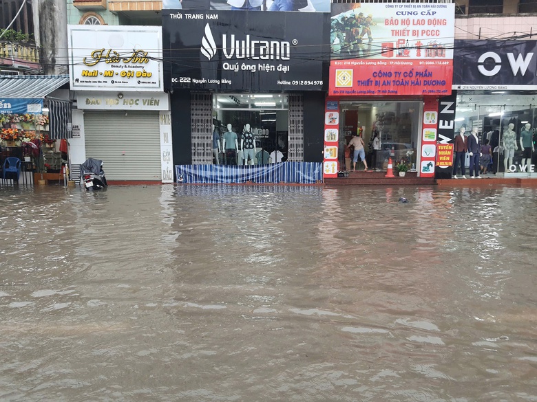 Mưa lớn g&acirc;y ngập s&acirc;u nhiều tuyến phố ở Hải Dương- Ảnh 3.