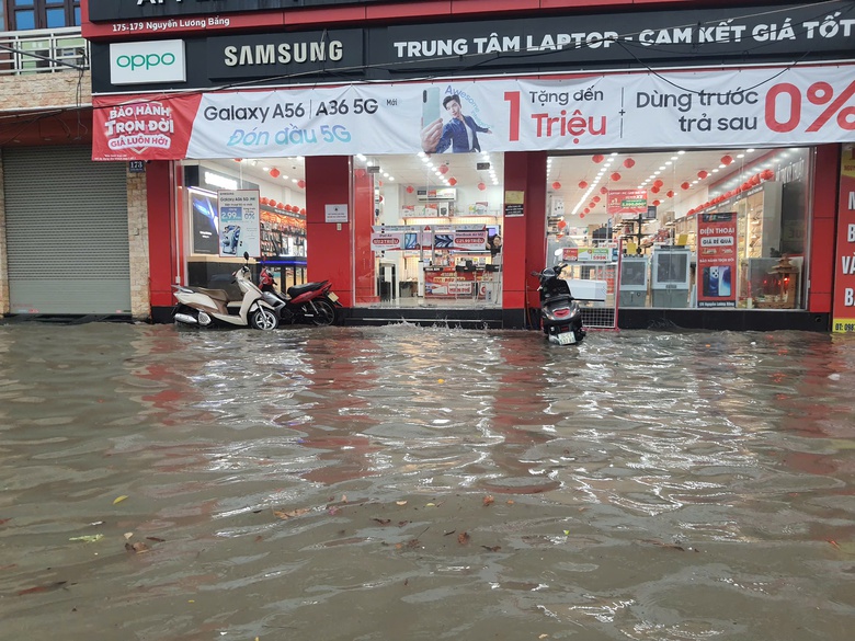 Mưa lớn g&acirc;y ngập s&acirc;u nhiều tuyến phố ở Hải Dương- Ảnh 4.