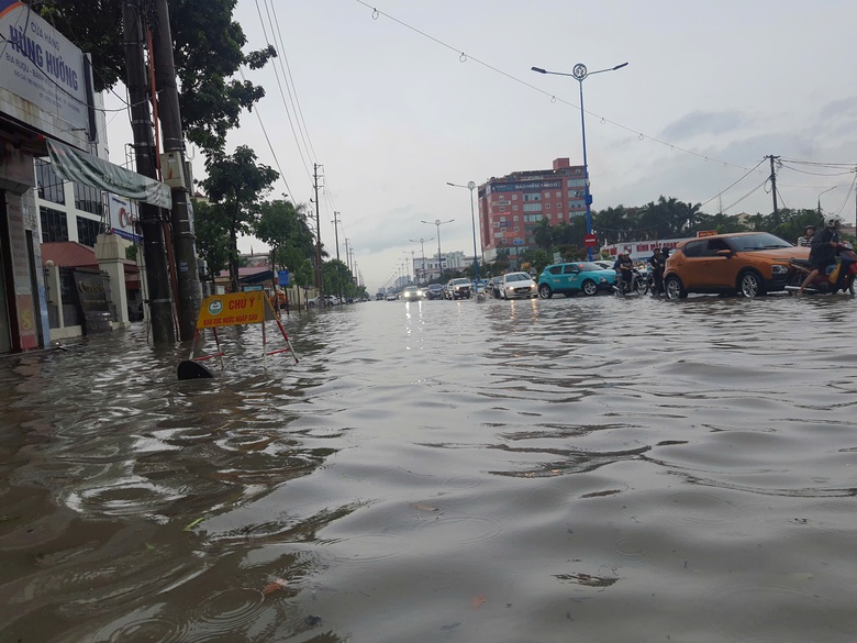 Mưa lớn g&acirc;y ngập s&acirc;u nhiều tuyến phố ở Hải Dương- Ảnh 10.