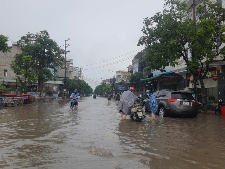 Mưa lớn g&acirc;y ngập s&acirc;u nhiều tuyến phố ở Hải Dương- Ảnh 5.