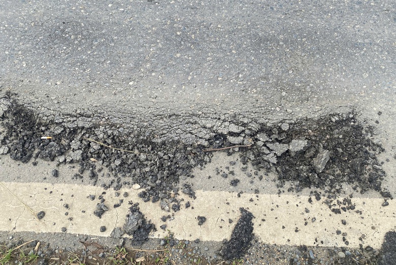 Thanh H&oacute;a: Mặt đường Hồ Ch&iacute; Minh s&igrave;nh l&uacute;n, tiềm ẩn nguy cơ tai nạn giao th&ocirc;ng- Ảnh 2.