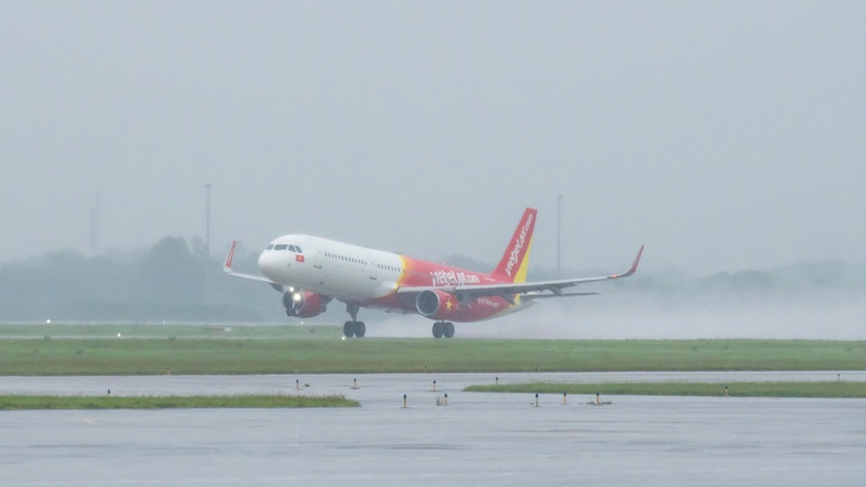 2 chuyến bay đến Nội B&agrave;i phải chuyển hướng hạ c&aacute;nh do mưa d&ocirc;ng- Ảnh 1.