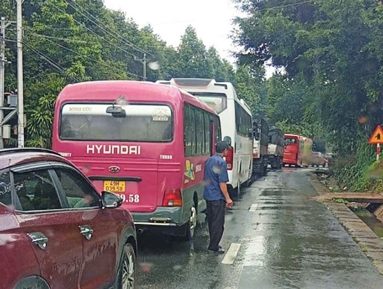 Hai vụ lật xe liên tiếp trong vài giờ, quốc lộ 20 ách tắc nghiêm trọng- Ảnh 2. Hai vụ lật xe liên tiếp trong vài giờ, quốc lộ 20 ách tắc nghiêm trọng- Ảnh 2.