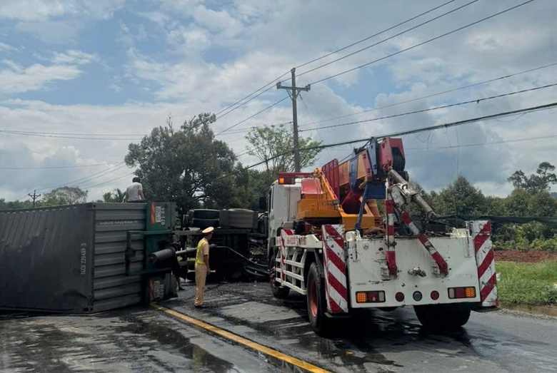 Hai vụ lật xe liên tiếp trong vài giờ, quốc lộ 20 ách tắc nghiêm trọng- Ảnh 1. Hai vụ lật xe liên tiếp trong vài giờ, quốc lộ 20 ách tắc nghiêm trọng- Ảnh 1.