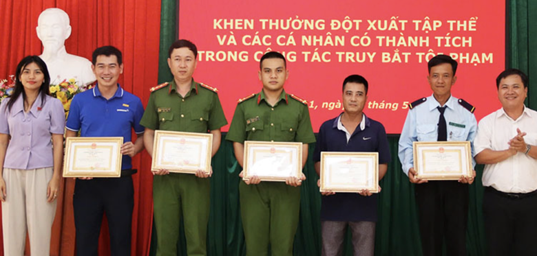 Khen thưởng đột xuất người d&acirc;n v&agrave; c&ocirc;ng an trong vụ bắt n&oacute;ng kẻ cướp ng&acirc;n h&agrave;ng- Ảnh 1.