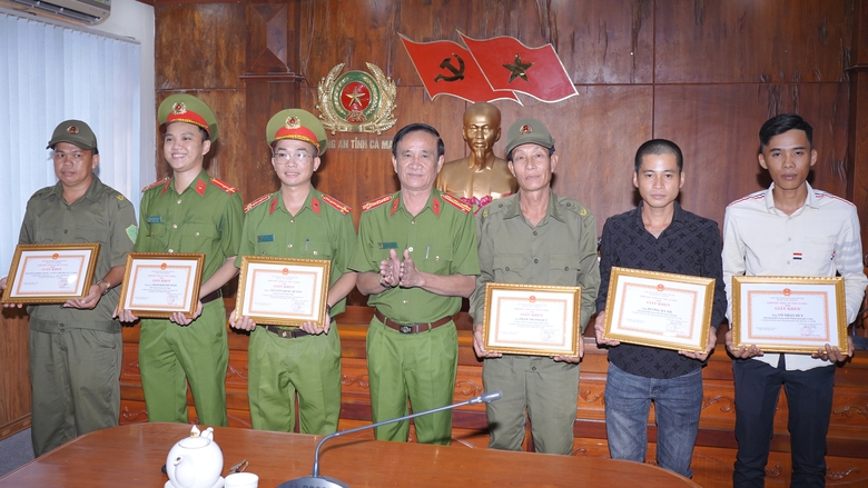 Khen thưởng c&ocirc;ng an, người d&acirc;n truy bắt 2 đối tượng cướp giật t&agrave;i sản- Ảnh 2.