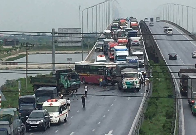 Tai nạn giữa xe kh&aacute;ch v&agrave; &ocirc; t&ocirc; tải, cao tốc Cao Bồ - Mai Sơn &ugrave;n tắc k&eacute;o d&agrave;i- Ảnh 1.