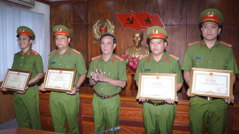 Khen thưởng c&ocirc;ng an, người d&acirc;n truy bắt 2 đối tượng cướp giật t&agrave;i sản- Ảnh 1.