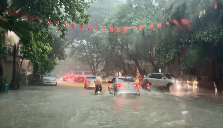 Mưa lớn g&acirc;y ngập một số tuyến đường ở Tuy&ecirc;n Quang- Ảnh 3.