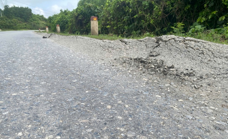 Thanh H&oacute;a: Mặt đường Hồ Ch&iacute; Minh s&igrave;nh l&uacute;n, tiềm ẩn nguy cơ tai nạn giao th&ocirc;ng- Ảnh 4.