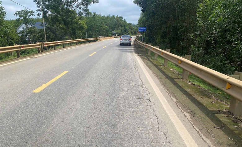 Thanh H&oacute;a: Mặt đường Hồ Ch&iacute; Minh s&igrave;nh l&uacute;n, tiềm ẩn nguy cơ tai nạn giao th&ocirc;ng- Ảnh 5.