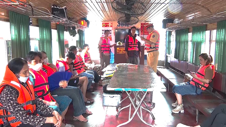 CSGT đường thủy bảo đảm an to&agrave;n giao th&ocirc;ng tr&ecirc;n l&ograve;ng hồ Th&aacute;c B&agrave;- Ảnh 5.