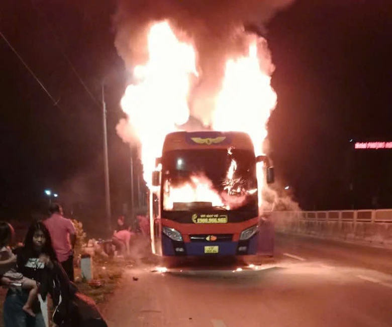 Đầu xe khách cháy ngùn ngụt sau khi có mùi khét, hàng chục người đạp cửa tháo chạy- Ảnh 1. Đầu xe khách cháy ngùn ngụt sau khi có mùi khét, hàng chục người đạp cửa tháo chạy- Ảnh 1.