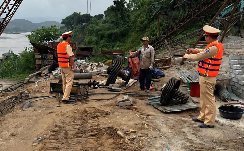 CSGT đường thủy bảo đảm an to&agrave;n giao th&ocirc;ng tr&ecirc;n l&ograve;ng hồ Th&aacute;c B&agrave;- Ảnh 4.