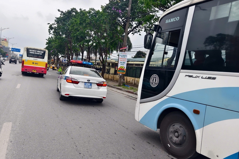 H&agrave; Nội: CSGT tuần tra, xử l&yacute; h&agrave;ng trăm xe kh&aacute;ch vi phạm quanh bến Gi&aacute;p B&aacute;t, Nước Ngầm- Ảnh 4.