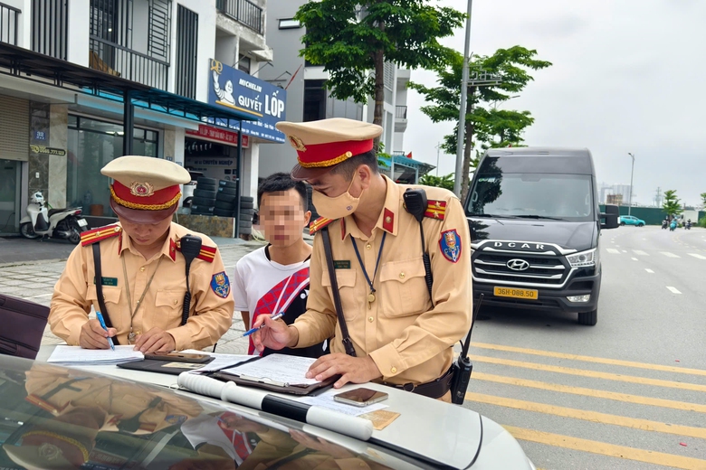 H&agrave; Nội: CSGT tuần tra, xử l&yacute; h&agrave;ng trăm xe kh&aacute;ch vi phạm quanh bến Gi&aacute;p B&aacute;t, Nước Ngầm- Ảnh 1.