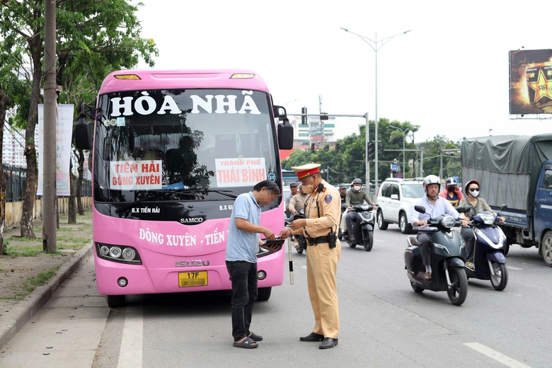 H&agrave; Nội: CSGT tuần tra, xử l&yacute; h&agrave;ng trăm xe kh&aacute;ch vi phạm quanh bến Gi&aacute;p B&aacute;t, Nước Ngầm- Ảnh 5.