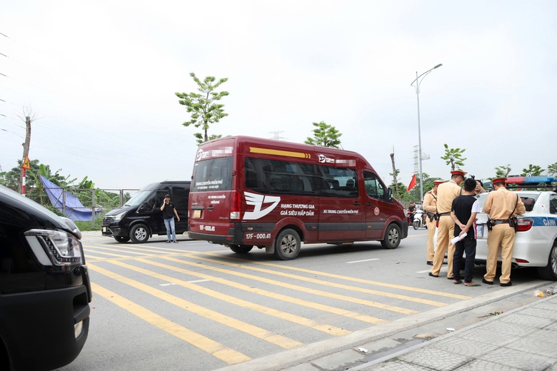 H&agrave; Nội: CSGT tuần tra, xử l&yacute; h&agrave;ng trăm xe kh&aacute;ch vi phạm quanh bến Gi&aacute;p B&aacute;t, Nước Ngầm- Ảnh 2.