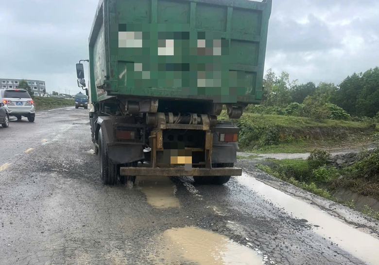 Tuyến đường gần 30 tỷ đồng ở Hà Tĩnh liên tục hư hỏng sau khi đưa vào sử dụng- Ảnh 3. Tuyến đường gần 30 tỷ đồng ở Hà Tĩnh liên tục hư hỏng sau khi đưa vào sử dụng- Ảnh 3.