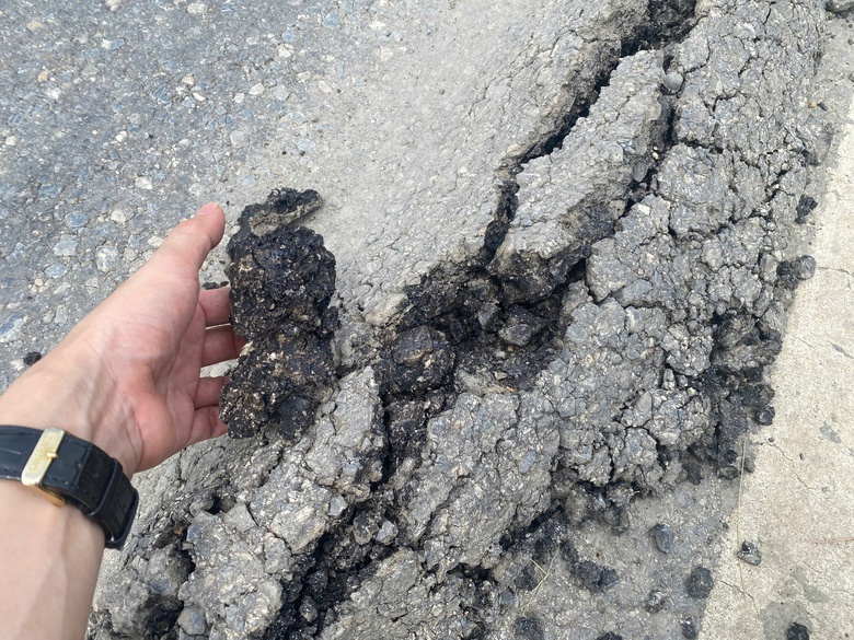 Thanh H&oacute;a: Mặt đường Hồ Ch&iacute; Minh s&igrave;nh l&uacute;n, tiềm ẩn nguy cơ tai nạn giao th&ocirc;ng- Ảnh 3.