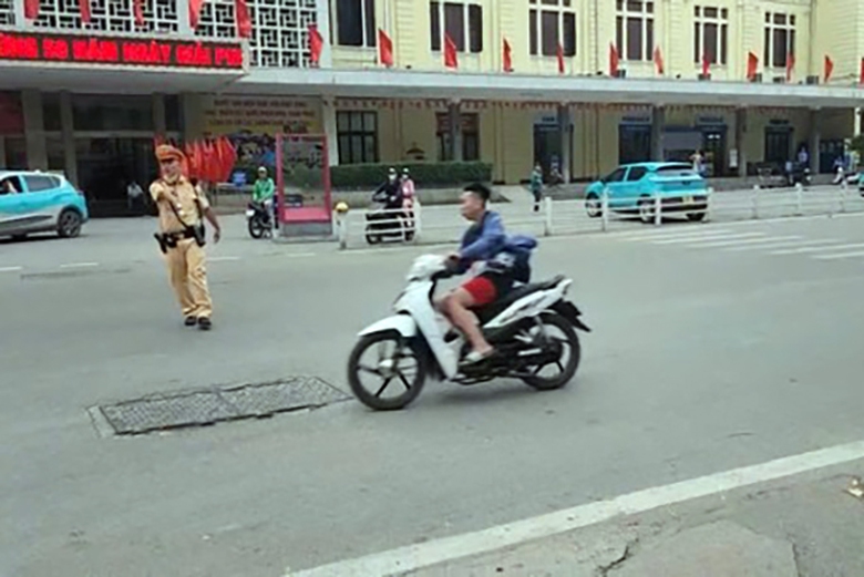 Bắt giam thanh ni&ecirc;n cố t&igrave;nh b&aacute;m đo&agrave;n xe kh&aacute;ch quốc tế, t&ocirc;ng cảnh s&aacute;t cơ động- Ảnh 1.