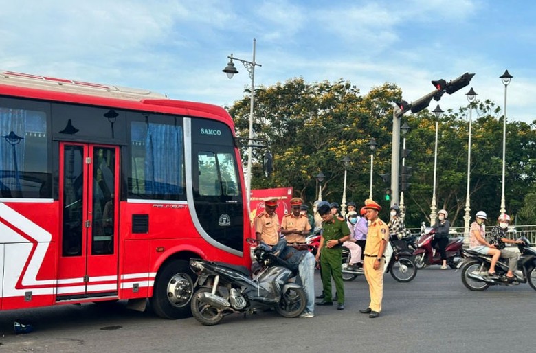 Hiện trường vụ tai nạn khiến hai người tử vong - Ảnh: Lê Hiếu. Hiện trường vụ tai nạn khiến hai người tử vong - Ảnh: Lê Hiếu.