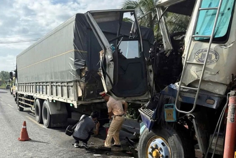 Lực lượng chức năng khám nghiệm hiện trường vụ tai nạn. Lực lượng chức năng khám nghiệm hiện trường vụ tai nạn.